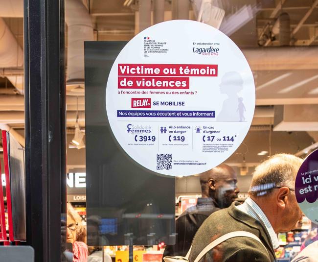 Photo d'un adh&eacute;sif contre les violences faites aux femmes et enfants